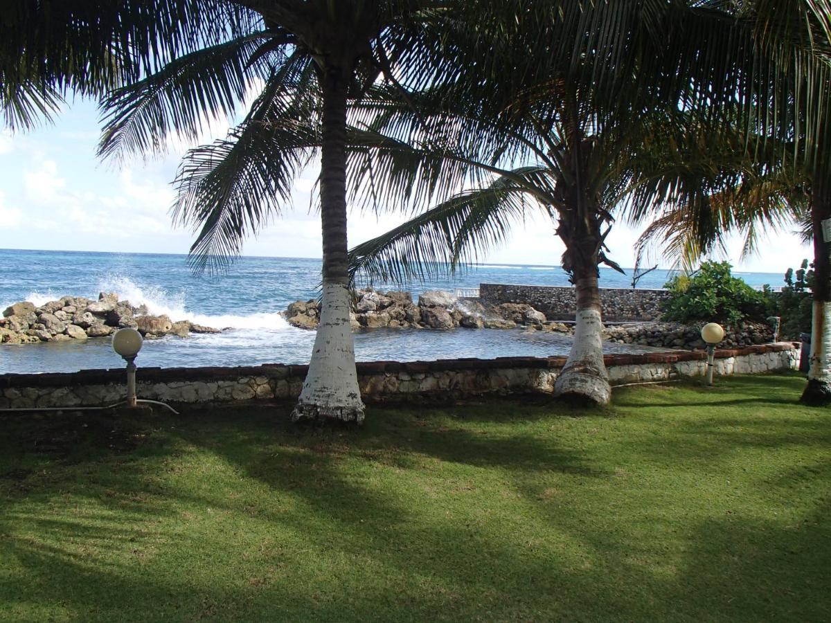 Chrisanns Beach Resort Ocho Rios Exterior photo