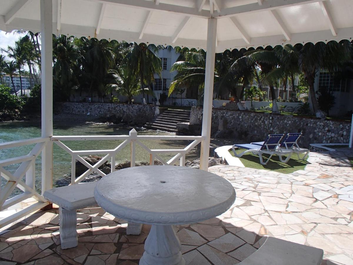 Chrisanns Beach Resort Ocho Rios Exterior photo