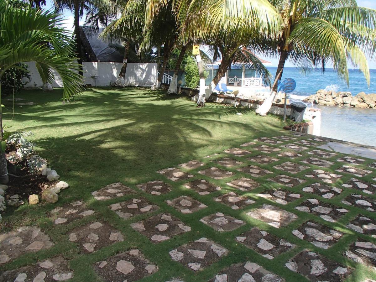 Chrisanns Beach Resort Ocho Rios Exterior photo