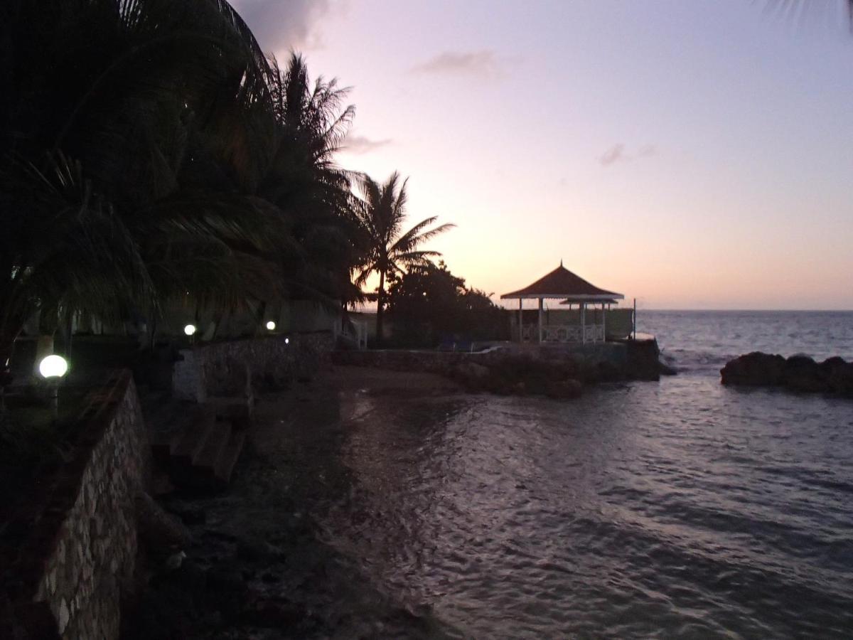 Chrisanns Beach Resort Ocho Rios Exterior photo