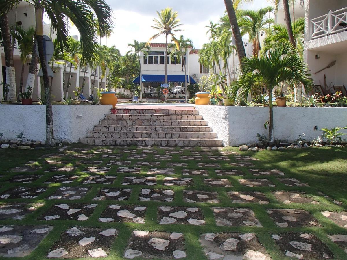 Chrisanns Beach Resort Ocho Rios Exterior photo