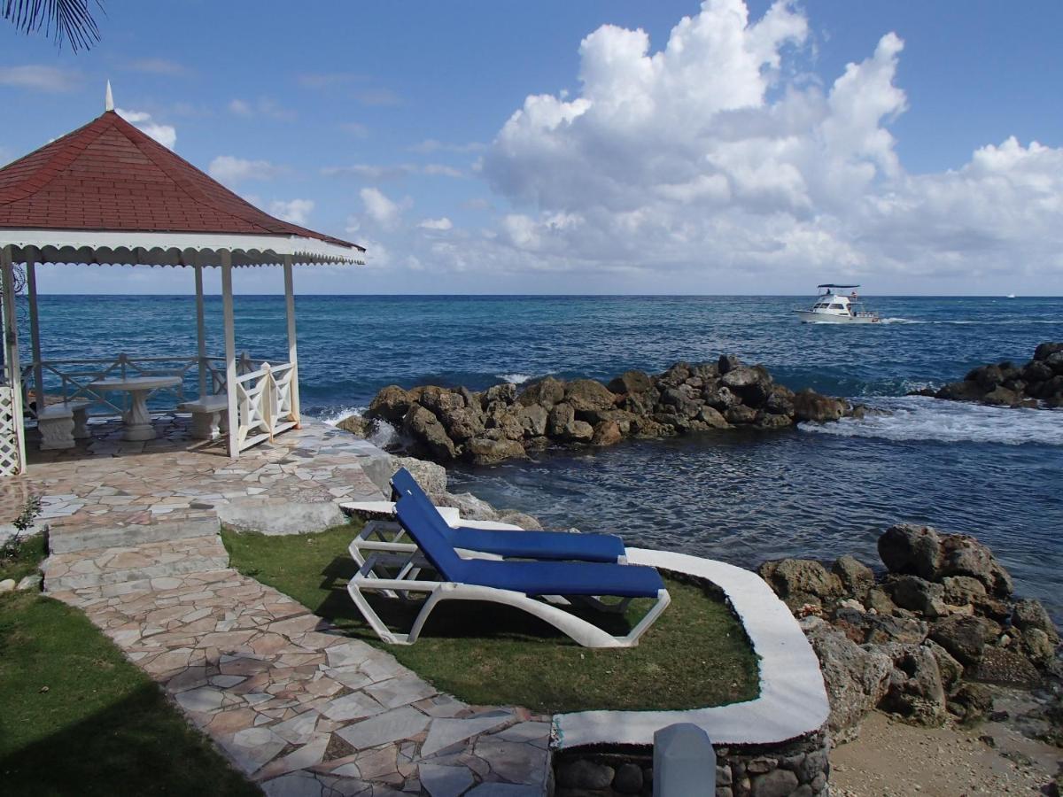 Chrisanns Beach Resort Ocho Rios Exterior photo
