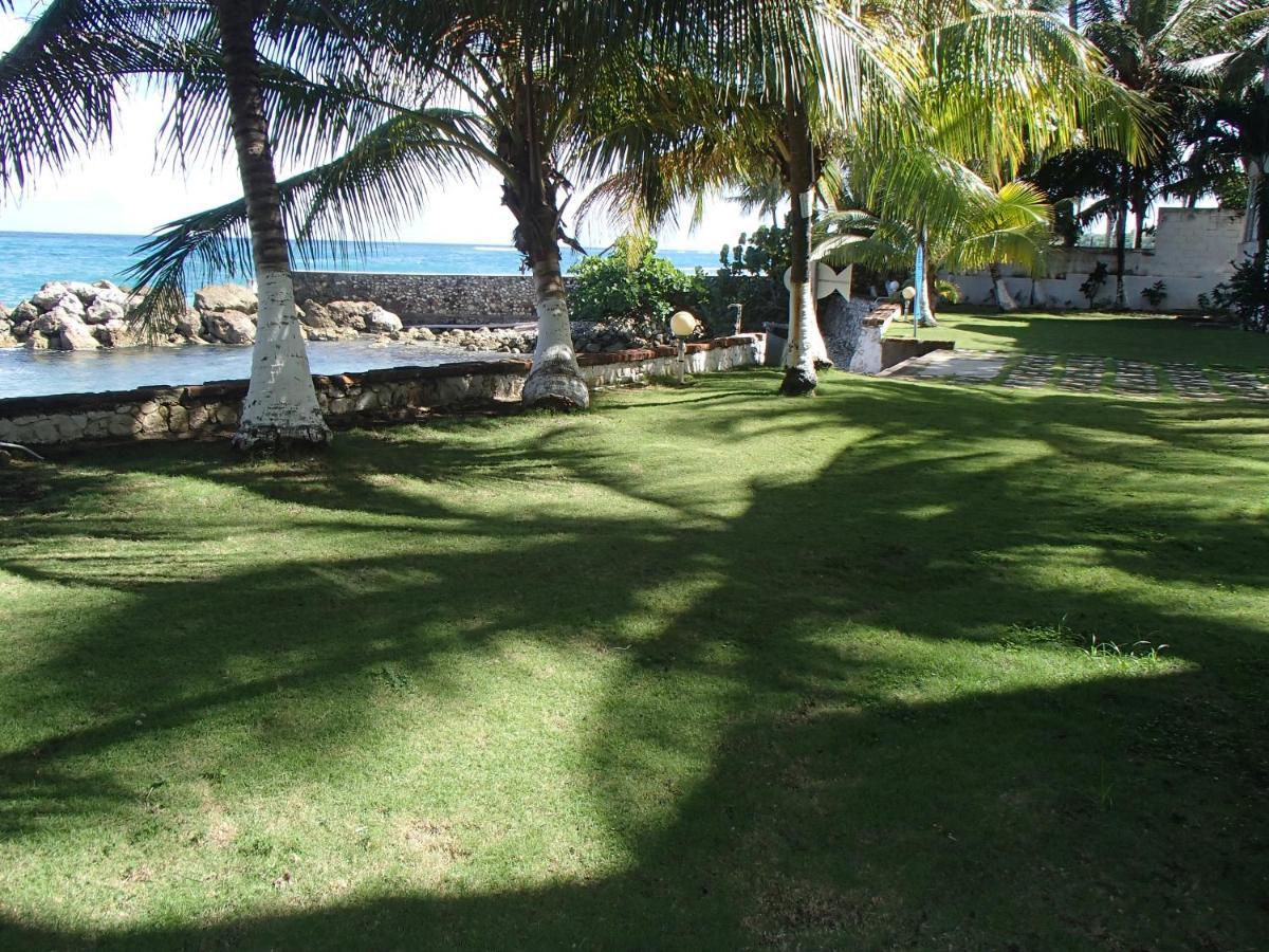 Chrisanns Beach Resort Ocho Rios Exterior photo