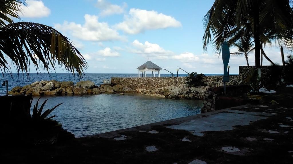 Chrisanns Beach Resort Ocho Rios Exterior photo