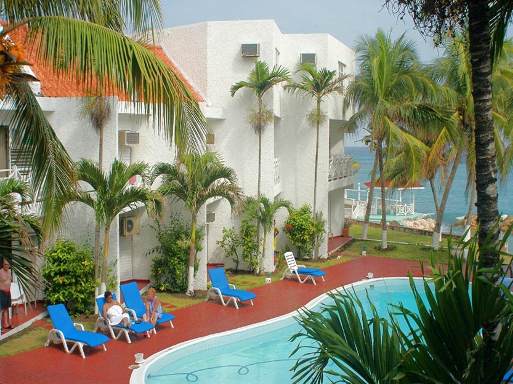 Chrisanns Beach Resort Ocho Rios Exterior photo