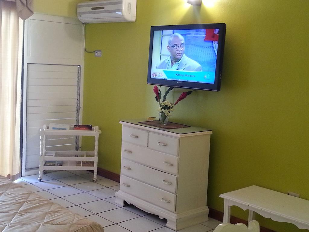 Chrisanns Beach Resort Ocho Rios Room photo