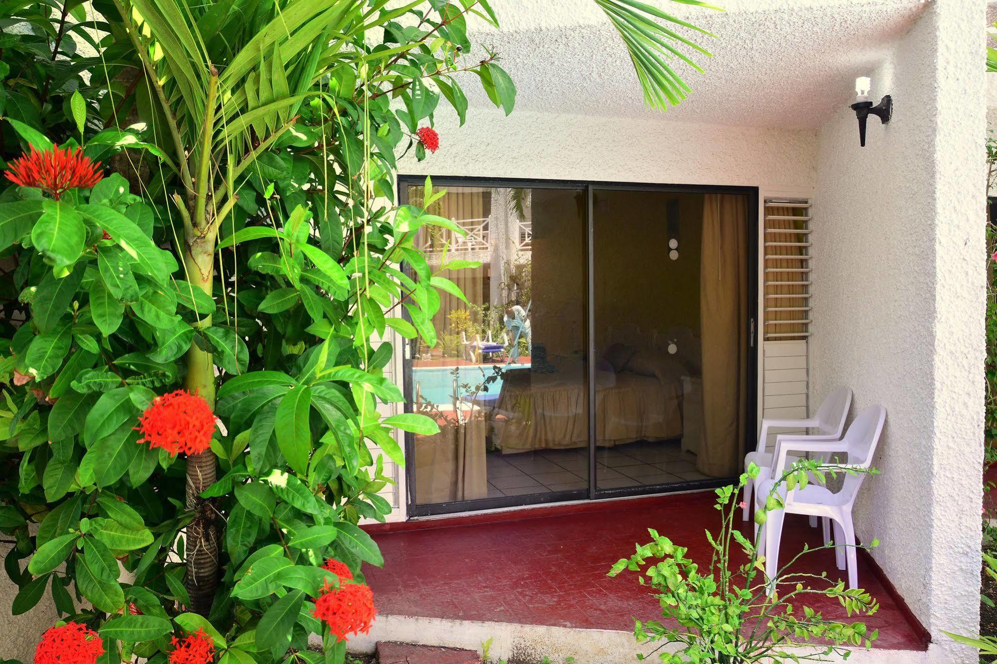 Chrisanns Beach Resort Ocho Rios Exterior photo